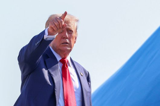 25일(현지시간) 도널드 트럼프 미국 대통령이 메릴랜드주 앤드루스 공동기지에서 스코틀랜드로 출발하기 위해 에어포스원에 탑승하면서 손짓을 하고 있다.