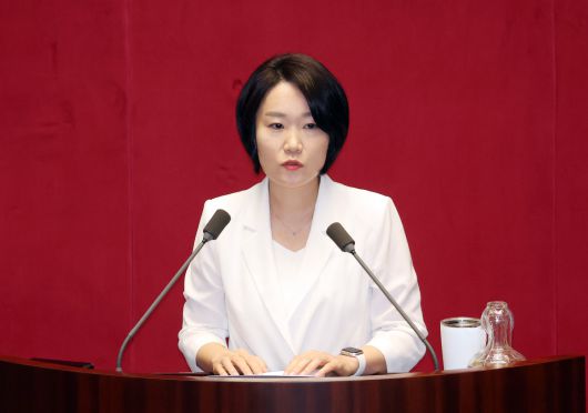 이소영 더불어민주당 의원이 4일 국회 본회의에서 2025년도 제2회 추가경정예산안이 상정된 가운데 토론하고 있다.