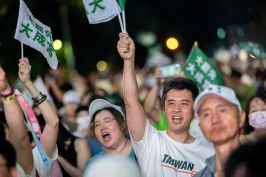 대만 유권자들이 26일 타이베이에서 야당 의원 파면 투표 결과를 기다리고 있다.