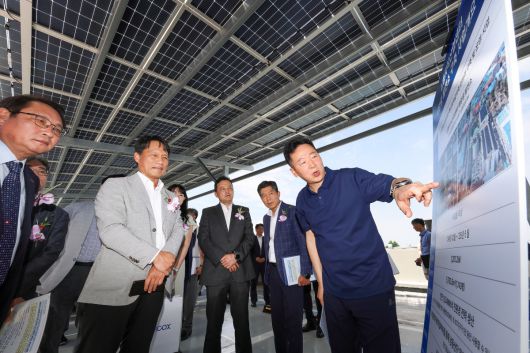 한국산업단지공단 인천지역본부 기업진흥팀 권동희 팀장(오른쪽 1번째)이 태양광 설비에 대해 설명하고 있다.