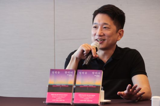 안톤 허 번역가 겸 소설가가 28일 서울 중구 프레스센터에서 열린 신작 소설 '영원을 향하여' 출간기념 기자간담회에서 인사말을 하고 있다.