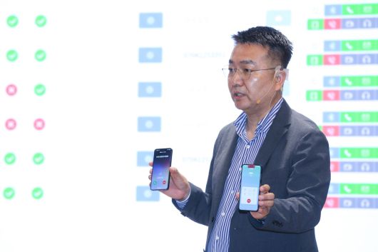 29일 LG유플러스는 서울 용산구 사옥에서 보안 전략 간담회를 열었다. 홍관희 정보보안센터장이 보이스피싱 조직이 악성 애플리케이션(앱)으로 스마트폰을 통제하는 방식을 직접 시연하고 있다. 범죄 조직이 건 전화번호가 112로 수신되고 있다.