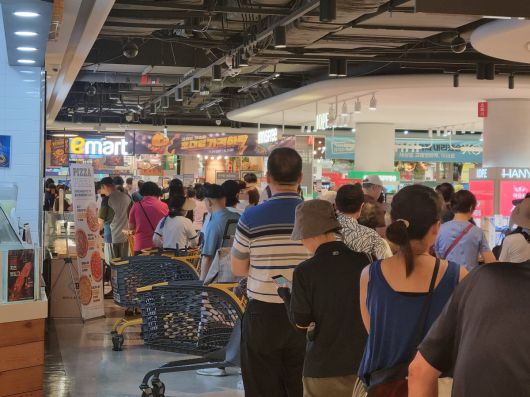 30일 오전 9시 55분께 서울시 노원구 이마트 월계점에서 영업 시작 전 고객들이 할인 품목인 삼겹살과 수박을 사기 위해 기다리고 있다.