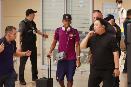 프리시즌 투어 중인 스페인 프로축구 FC바르셀로나의 신성 라민 야말이 29일 인천국제공항 제2여객터미널을 통해 입국하고 있다.