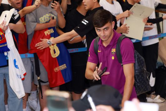 프리시즌 투어 중인 스페인 프로축구 FC바르셀로나의 페드리가 29일 인천국제공항 제2여객터미널을 통해 입국하고 있다.