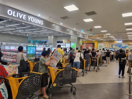 31일 오전 9시 50분께 리뉴얼한 경기도 화성시 스타필드 마켓 동탄점 1층 이마트 앞에 장을 보려는 고객들이 줄을 서 있다.