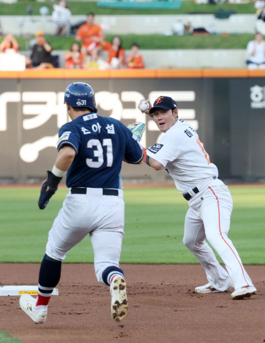 이제는 같은 팀이 된 한화 이글스 하주석과 손아섭