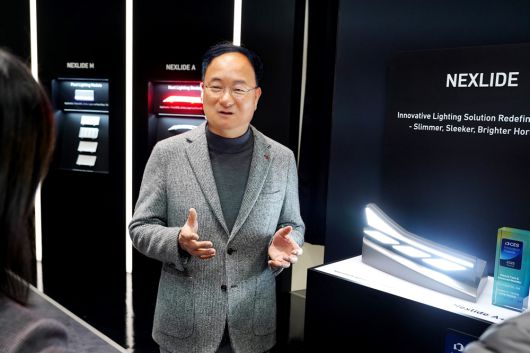 문혁수 LG이노텍 대표가 1월 8일(현지시간) 미국 'CES 2025' 전시부스에서 기자들의 질문에 답변하고 있다.