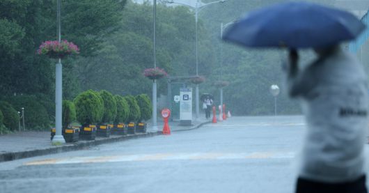 18일 오후 제주시 아라동 제주대 캠퍼스에 게릴라성 폭우가 쏟아지고 있다. 2025.7.18