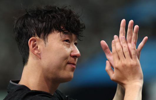 올여름 팀을 떠나기로 한 토트넘 홋스퍼 손흥민이 3일 서울월드컵경기장에서 열린 2025 쿠팡플레이 시리즈 뉴캐슬 유나이티드와의 친선경기가 끝난 뒤 눈물을 흘리고 있다.