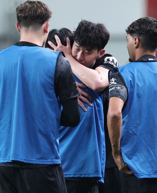 올여름 팀을 떠나기로 한 토트넘 홋스퍼 손흥민이 3일 서울월드컵경기장에서 열린 2025 쿠팡플레이 시리즈 뉴캐슬 유나이티드와의 친선경기에서 교체아웃된 뒤 양민혁과 포옹하고 있다.