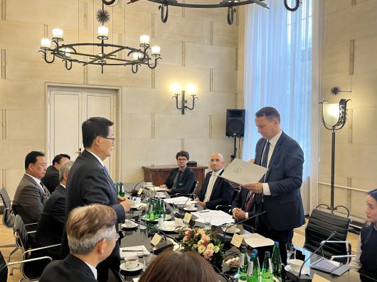 대통령 폴란드 특사단 단장인 박지원 더불어민주당 의원이 7월 29일(현지시간) 폴란드를 방문해 라도스와프 시코르스키 부총리 겸 외교장관과 면담, 대통령의 메시지를 담은 친서를 전달하고 있다. 외교부 제공