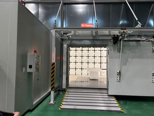 인천 연수구 송도에 위치한 한국전파진흥협회(RAPA) 전파산업클러스터 내 ‘IoT(사물인터넷) 기술지원센터’의 10m EMI 챔버 입구