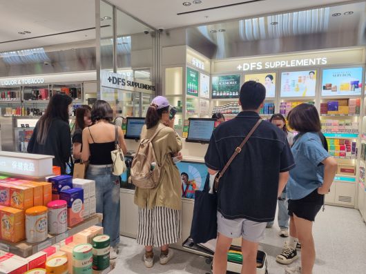 7월 18일 오전 신세계면세점 명동점 11층 '테이스트 오브 신세계'에서 일본인 관광객들이 상품을 구경하고 있다.