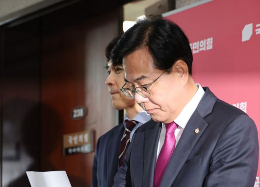 송언석 국민의힘 비상대책위원장 겸 원내대표가 11일 서울 여의도 국회에서 조국혁신당 조국 전 대표 등에 대한 광복절 특별사면 발표와 관련해 백브리핑 하기 위해 이동하고 있다.