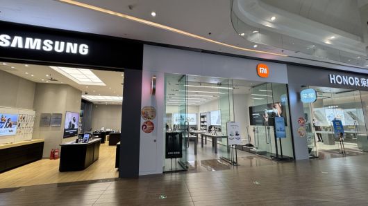 중국 랴오닝성 다롄시 갤러리아 쇼핑센터 내 삼성전자, 샤오미, 아너 매장이 줄지어 있다.