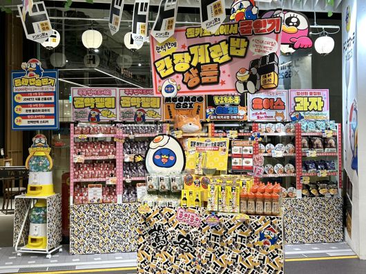 7월 8일부터 8월 1일까지 서울 여의도 더현대서울에서 열린 GS25 x 돈키호테 팝업스토어에서 필수 쇼핑아이템을 판매했다.