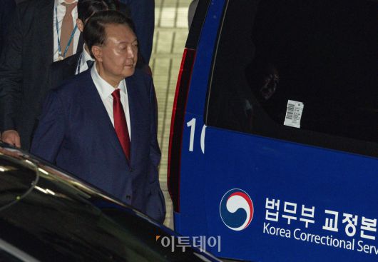 윤석열 전 대통령이 7월 9일 서울 서초구 서울중앙지방법원에서 열린 2차 구속 전 피의자 심문(영장실질심사)을 마친 뒤 서울구치소로 향하고 있다. 사진공동취재단