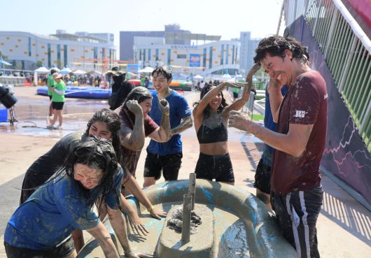 여름 대표 축제 보령머드축제 첫날인 7월 25일 충남 보령 대천해수욕장을 찾은 외국인 관광객들이 서로의 몸에 머드를 묻히며 즐거워하고 있다.