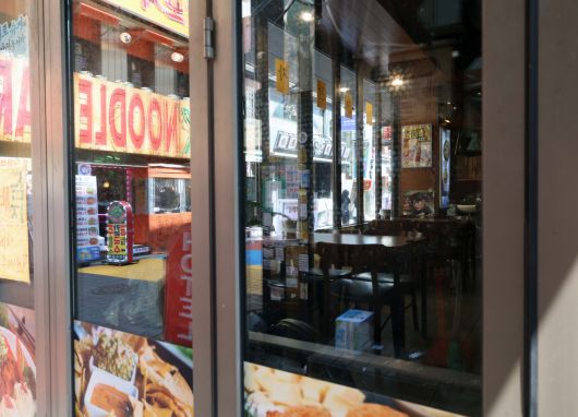 고물가속 경기 둔화세가 이어지면서 2분기 소비자들의 외식·여가 지출이 줄어든 것으로 나타났다. 특히 외식업 중 술집 매출은 1년 전보다 10% 가까이 감소했다. 18일 한국신용데이터(KCD)의 ‘소상공인 동향 리포트’에 따르면 올해 2분기 소상공인 사업장당 매출 평균은 약 4507만 원으로, 직전 분기보다 7.9% 늘었지만 지난해 2분기보다는 0.8% 줄었다. 업종별로 보면, 외식업은 세부 업종 대부분에서 매출이 쪼그라들었다. 1년 전과 비교해 술집이 -9.2%로 타격이 가장 컸고, 분식(-3.7%)과 아시아음식(-3.6%), 패스트푸드(-3.0%)와 카페(-2.4%)가 그 뒤를 이었다. 서비스업에서는 노래방, 피시방 업종의 부진이 -8.3%로 두드러졌으며 숙박·여행서비스업 매출도 –3.2% 감소했다. 이날 서울의 한 먹자골목이 한산한 모습을 보이고 있다. 신태현 기자 holjjak@