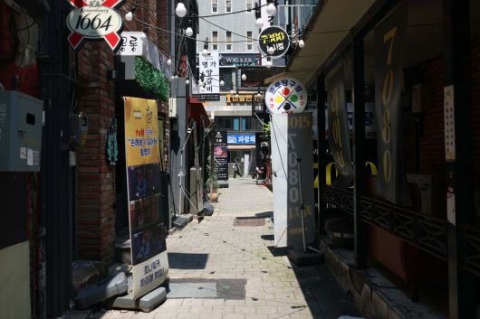 고물가속 경기 둔화세가 이어지면서 2분기 소비자들의 외식·여가 지출이 줄어든 것으로 나타났다. 특히 외식업 중 술집 매출은 1년 전보다 10% 가까이 감소했다. 18일 한국신용데이터(KCD)의 ‘소상공인 동향 리포트’에 따르면 올해 2분기 소상공인 사업장당 매출 평균은 약 4507만 원으로, 직전 분기보다 7.9% 늘었지만 지난해 2분기보다는 0.8% 줄었다. 업종별로 보면, 외식업은 세부 업종 대부분에서 매출이 쪼그라들었다. 1년 전과 비교해 술집이 -9.2%로 타격이 가장 컸고, 분식(-3.7%)과 아시아음식(-3.6%), 패스트푸드(-3.0%)와 카페(-2.4%)가 그 뒤를 이었다. 서비스업에서는 노래방, 피시방 업종의 부진이 -8.3%로 두드러졌으며 숙박·여행서비스업 매출도 –3.2% 감소했다. 이날 서울의 한 먹자골목이 한산한 모습을 보이고 있다. 신태현 기자 holjjak@