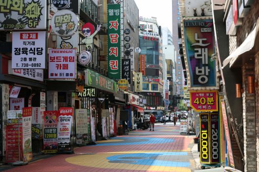 고물가속 경기 둔화세가 이어지면서 2분기 소비자들의 외식·여가 지출이 줄어든 것으로 나타났다. 특히 외식업 중 술집 매출은 1년 전보다 10% 가까이 감소했다. 18일 한국신용데이터(KCD)의 ‘소상공인 동향 리포트’에 따르면 올해 2분기 소상공인 사업장당 매출 평균은 약 4507만 원으로, 직전 분기보다 7.9% 늘었지만 지난해 2분기보다는 0.8% 줄었다. 업종별로 보면, 외식업은 세부 업종 대부분에서 매출이 쪼그라들었다. 1년 전과 비교해 술집이 -9.2%로 타격이 가장 컸고, 분식(-3.7%)과 아시아음식(-3.6%), 패스트푸드(-3.0%)와 카페(-2.4%)가 그 뒤를 이었다. 서비스업에서는 노래방, 피시방 업종의 부진이 -8.3%로 두드러졌으며 숙박·여행서비스업 매출도 –3.2% 감소했다. 이날 서울의 한 먹자골목이 한산한 모습을 보이고 있다. 신태현 기자 holjjak@