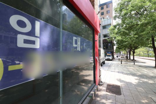 고물가속 경기 둔화세가 이어지면서 2분기 소비자들의 외식·여가 지출이 줄어든 것으로 나타났다. 특히 외식업 중 술집 매출은 1년 전보다 10% 가까이 감소했다. 18일 한국신용데이터(KCD)의 ‘소상공인 동향 리포트’에 따르면 올해 2분기 소상공인 사업장당 매출 평균은 약 4507만 원으로, 직전 분기보다 7.9% 늘었지만 지난해 2분기보다는 0.8% 줄었다. 업종별로 보면, 외식업은 세부 업종 대부분에서 매출이 쪼그라들었다. 1년 전과 비교해 술집이 -9.2%로 타격이 가장 컸고, 분식(-3.7%)과 아시아음식(-3.6%), 패스트푸드(-3.0%)와 카페(-2.4%)가 그 뒤를 이었다. 서비스업에서는 노래방, 피시방 업종의 부진이 -8.3%로 두드러졌으며 숙박·여행서비스업 매출도 –3.2% 감소했다. 이날 서울의 한 먹자골목에 임대 안내문이 게시돼 있다. 신태현 기자 holjjak@