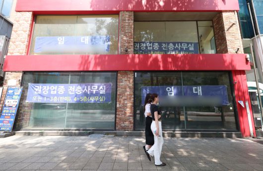 고물가속 경기 둔화세가 이어지면서 2분기 소비자들의 외식·여가 지출이 줄어든 것으로 나타났다. 특히 외식업 중 술집 매출은 1년 전보다 10% 가까이 감소했다. 18일 한국신용데이터(KCD)의 ‘소상공인 동향 리포트’에 따르면 올해 2분기 소상공인 사업장당 매출 평균은 약 4507만 원으로, 직전 분기보다 7.9% 늘었지만 지난해 2분기보다는 0.8% 줄었다. 업종별로 보면, 외식업은 세부 업종 대부분에서 매출이 쪼그라들었다. 1년 전과 비교해 술집이 -9.2%로 타격이 가장 컸고, 분식(-3.7%)과 아시아음식(-3.6%), 패스트푸드(-3.0%)와 카페(-2.4%)가 그 뒤를 이었다. 서비스업에서는 노래방, 피시방 업종의 부진이 -8.3%로 두드러졌으며 숙박·여행서비스업 매출도 –3.2% 감소했다. 이날 서울의 한 먹자골목에 임대 안내문이 게시돼 있다. 신태현 기자 holjjak@