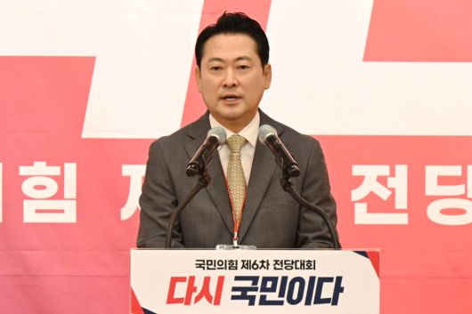 장동혁 국민의힘 신임 당대표가 26일 국회 도서관에서 열린 전당대회 결선장에서 수락연설을 하고 있다.