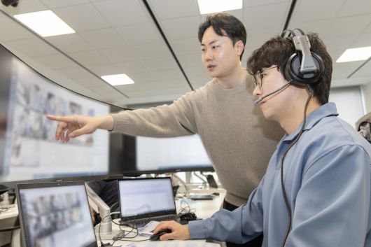 4월 19일 삼성전자 인재개발원(경기도 용인)에서 삼성전자 감독관이               상반기 삼성직무적성검사 응시자를 대상으로 예비 소집을 진행하는 모습