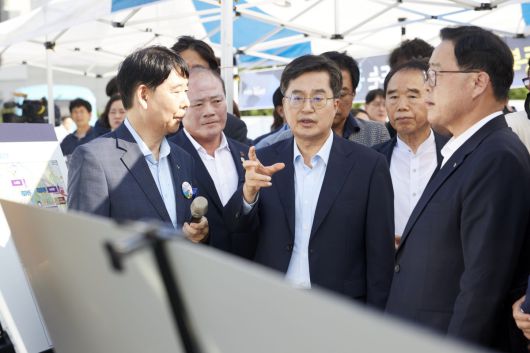 26일 오후 김동연 경기도지사가 강수현 양주시장, 보건의료 전문가, 지역주민 등과 달달버스를 타고 공공의료원 예정부지를 방문하고 있다.