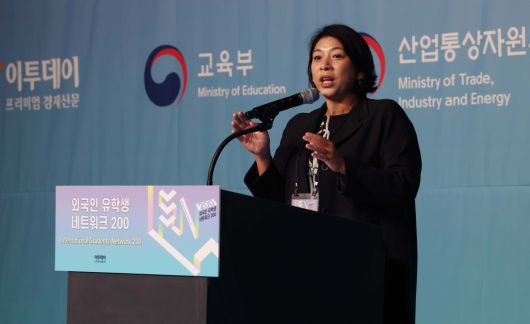 이자스민 한국문화다양성기구 이사장이 28일 서울 중구 플라자호텔에서 열린 ‘외국인 유학생 네트워크(ISN) 200’에서 축사를 하고 있다. 이투데이가 주최하는 ISN(International Students Network) 200은 외국인 유학생이 학업을 넘어 실질적인 커리어를 설계하고 한국 사회의 일원으로 정착할 수 있도록 돕는 행사다. 정부, 기업, 교육기관이 협력해 비자, 주거, 언어 문제 등 실생활 정보 제공은 물론, 기업 실무자와의 네트워킹 및 멘토링, 취업 정보를 제공해 구체적인 취업 기회를 마련한다. 신태현 기자 holjjak@
