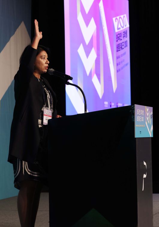 이자스민 한국문화다양성기구 이사장이 28일 서울 중구 플라자호텔에서 열린 ‘외국인 유학생 네트워크(ISN) 200’에서 축사를 하고 있다. 이투데이가 주최하는 ISN(International Students Network) 200은 외국인 유학생이 학업을 넘어 실질적인 커리어를 설계하고 한국 사회의 일원으로 정착할 수 있도록 돕는 행사다. 정부, 기업, 교육기관이 협력해 비자, 주거, 언어 문제 등 실생활 정보 제공은 물론, 기업 실무자와의 네트워킹 및 멘토링, 취업 정보를 제공해 구체적인 취업 기회를 마련한다. 신태현 기자 holjjak@