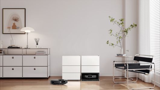 LG전자가 사용할 때만 모습을 보이는 빌트인 디자인과 본체와 스테이션 모두에 강력한 스팀 기능을 장착한 로봇청소기 신제품을 내달 5일 유럽 최대 가전 전시회 IFA 2025에서 선보인다. 프리스탠딩형 '오브제 스테이션'은 어느 공간에나 어울리는 테이블 디자인으로 침실, 거실 등 원하는 공간에 깔끔하게 설치해 조화로운 인테리어가 가능하다.