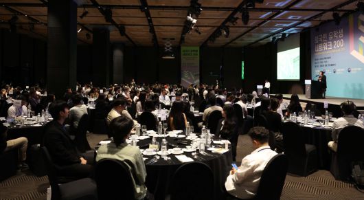 이자스민 한국문화다양성기구 이사장이 28일 서울 중구 플라자호텔에서 열린 ‘외국인 유학생 네트워크(ISN) 200’에서 축사를 하고 있다. 이투데이가 주최하는 ISN(International Students Network) 200은 외국인 유학생이 학업을 넘어 실질적인 커리어를 설계하고 한국 사회의 일원으로 정착할 수 있도록 돕는 행사다. 정부, 기업, 교육기관이 협력해 비자, 주거, 언어 문제 등 실생활 정보 제공은 물론, 기업 실무자와의 네트워킹 및 멘토링, 취업 정보를 제공해 구체적인 취업 기회를 마련한다. 신태현 기자 holjjak@