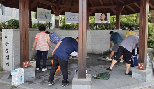 31일 강원 강릉시 대관령샘터에서 시민들이 식수로 사용할 물을 받고 있다.    롯데칠성음료에서 운영하는 대관령샘터는 대관령 지하 암반수를 취수해 수처리 과정을 거쳐 시민에게 식수를 제공하고 있다.