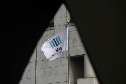 서울 서초구 대검찰청에서 깃발이 바람에 휘날리고 있다.