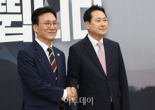 김민석(왼쪽) 국무총리가 1일 서울 여의도 국회에서 장동혁 국민의힘 대표를 예방하고 있다. 고이란 기자 photoeran@