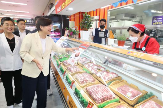 송미령 농림축산식품부 장관이 7월 30일 서울 관악구 서울서남부농협 하나로마트를 찾아 여름철 농축산물 할인지원 현장 점검을 하고 있다.