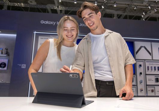 5일부터 9일(현지시간) 'IFA 2025'가 열리는 독일 베를린 '메세 베를린(Messe Berlin)'의 '시티큐브 베를린(City Cube Berlin)'에 위치한 삼성전자 전시관에서 삼성전자 모델이 갤럭시 탭S11 울트라를 소개하고 있다.