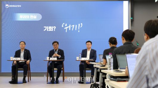 최휘영 문화체육관광부 장관이 4일 서울 서대문구 모두예술극장 모두라운지에서 취임 한 달을 계기로 출입기자 간담회를 갖고 문체부 정책설명을 하고 있다.