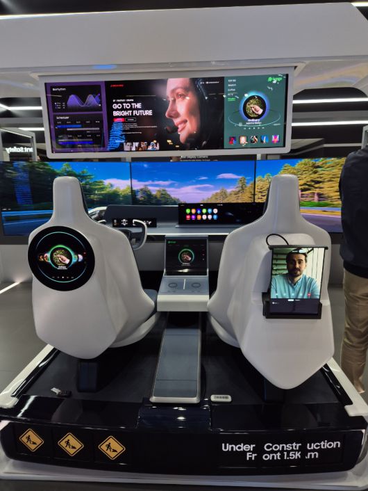 운전석과 동반석 사이 센터페시아에는 14.4형 ‘플렉시블L’ 디스플레이가 전시된다. ‘니은(L)’자 형태의 구부러진 디스플레이는 공조 시스템, 차량 상태 정보, 차량 설정 등 운전자와 동승자가 자주 사용하는 기능을 직관적으로 조작할 수 있게 배치된다. 권태성 기자 tskwon@