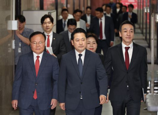 장동혁 국민의힘 대표가 3일 오전 서울 여의도 국회에서 긴급 최고위원회의에 참석하고 있다. 왼쪽부터 김재원 최고위원, 장 대표, 김민수 최고위원. 2025.09.03.