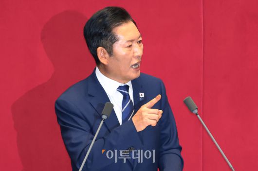 정청래 더불어민주당 대표가 9일 서울 여의도 국회 본회의에서 교섭단체 대표 연설을 하고 있다. 고이란 기자 photoeran@