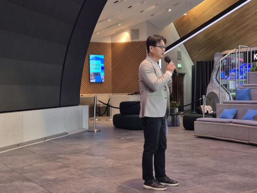 윤철웅 삼성전자 영국법인장 상무가 발표하고 있다.