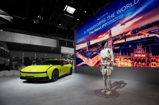 샤오펑 ‘넥스트 P7’(왼쪽)과 휴머노이드 로봇 '아이언'