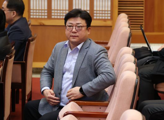 국민의힘 강명구 의원이 13일 서울 종로구 헌법재판소에서 열린 윤석열 대통령 탄핵 심판 8차 변론기일에 참석해 변론 시작을 기다리고 있다. 2025.2.13