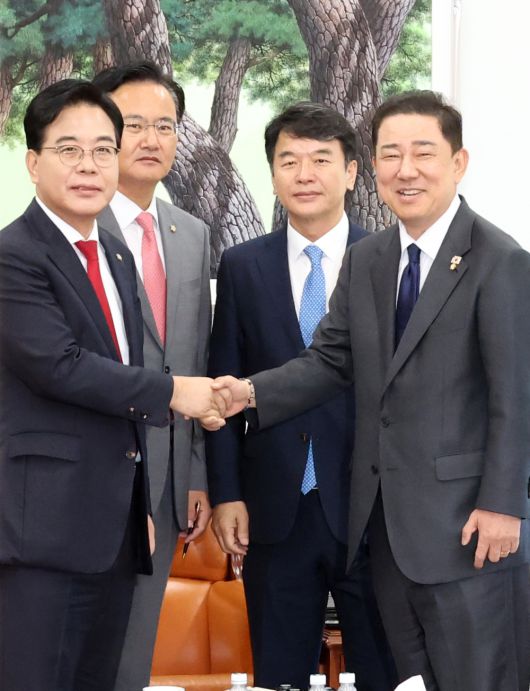 김병기(오른쪽) 더불어민주당 원내대표와 송언석(왼쪽) 국민의힘 원내대표가 10일 서울 여의도 국회에서 회동을 하고 있다.