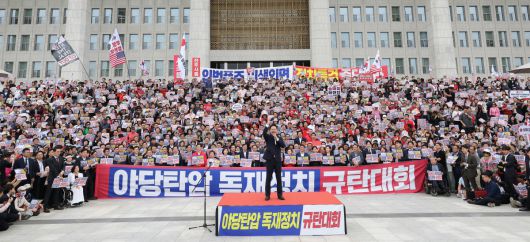 장동혁 국민의힘 대표가 12일 서울 여의도 국회 본청 앞 계단에서 열린 '야당 탄압 독재정치 규탄 대회'에서 발언하고 있다.