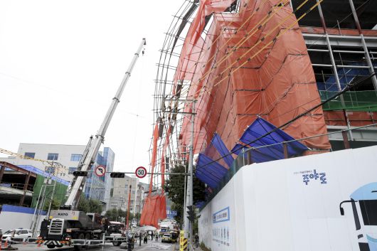 16일 오후 안양시 건설 현장 외벽 붕괴사고 현장모습.